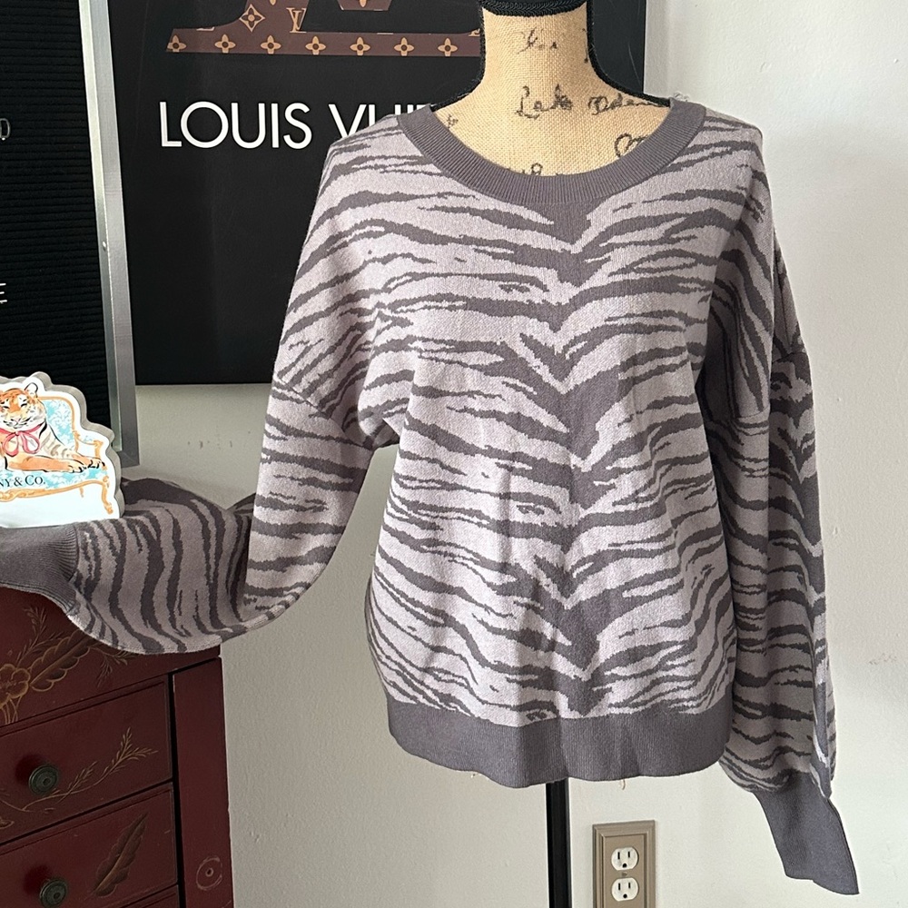 🆕DKNY Animal Print Sweater